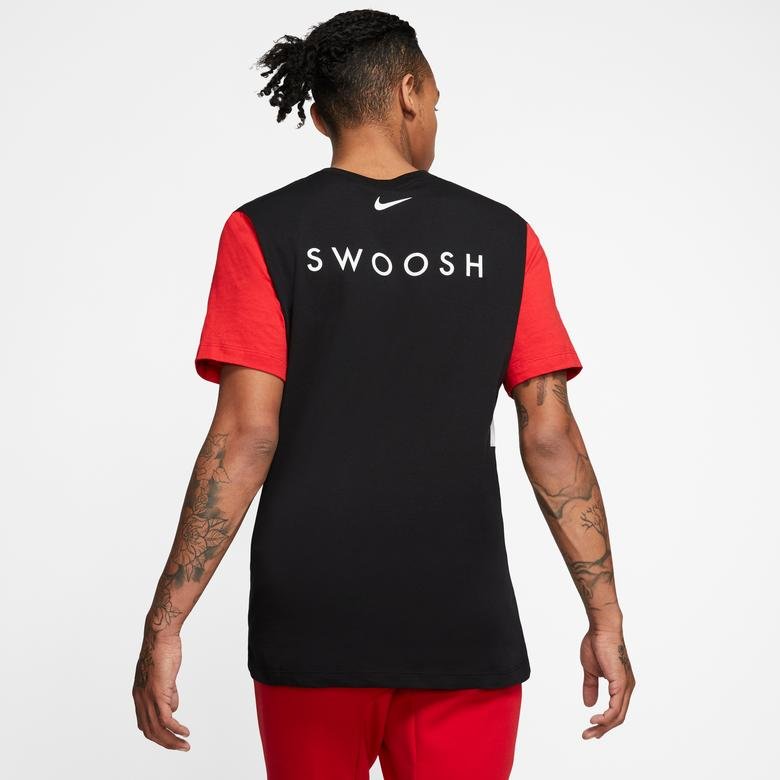 Nike Sportswear Swoosh Erkek Siyah-Kırmızı T-Shirt