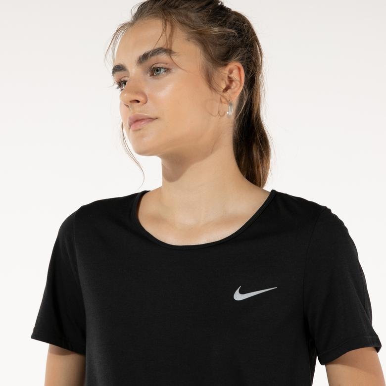 Nike Kadın Siyah T-Shirt