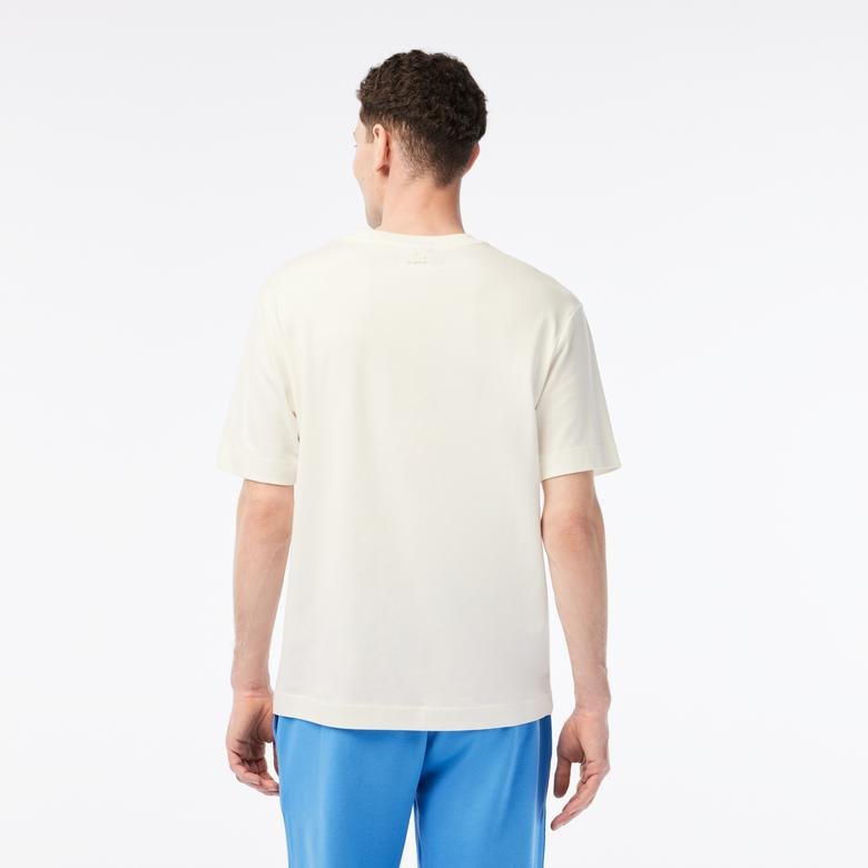 Lacoste x Netflix Erkek Relaxed Fit Bisiklet Yaka Baskılı Beyaz T-Shirt
