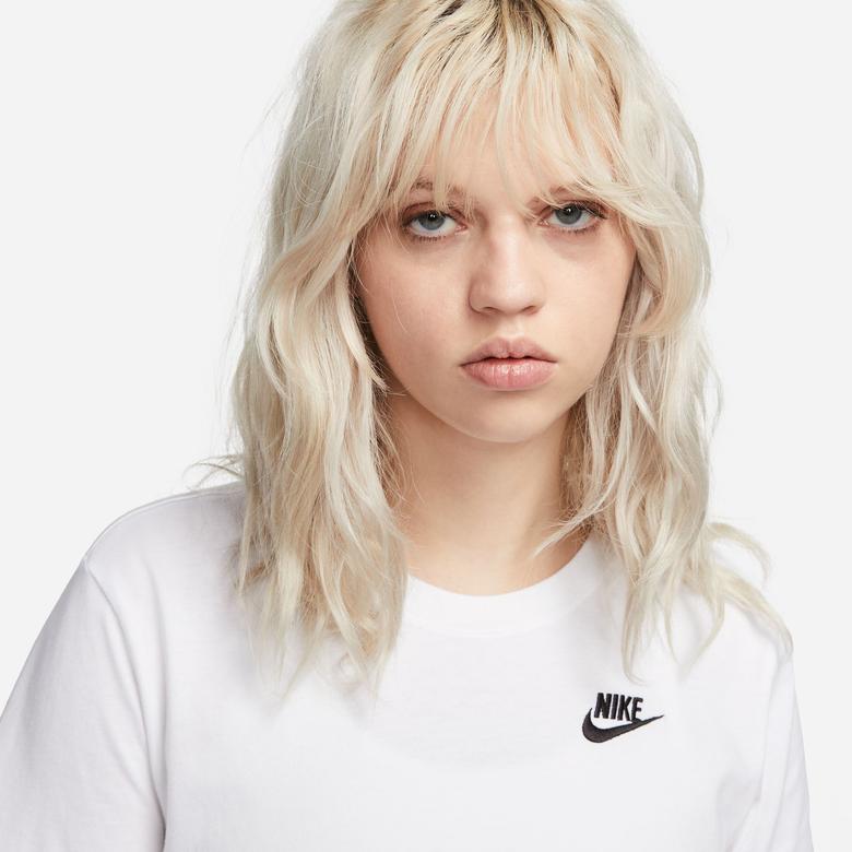 Nike Sportswear Essentials Kadın Beyaz Günlük T-Shirt